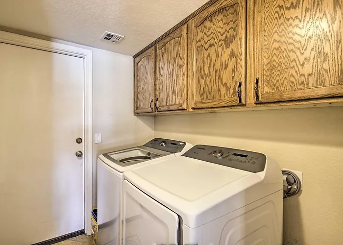 Boat Dock, Game Room! Lakefront Glendale Getaway Holiday home