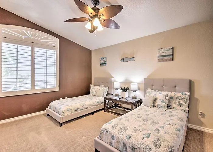 Boat Dock, Game Room! Lakefront Glendale Getaway Holiday home *